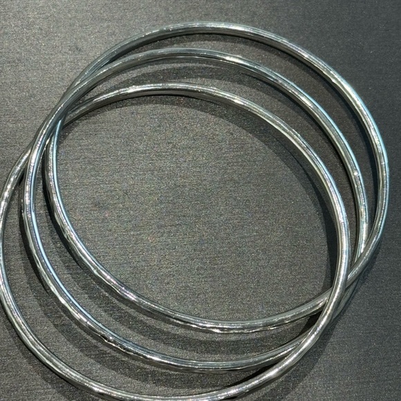 James Avery Sterling Silver Medium Trinity Bangle. - Picture 4 of 5